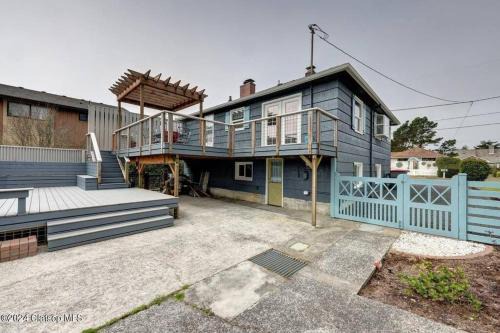 Seaside Ski Chalet | 3 Bedroom Pet Friendly Cottage - 5 blocks to beach