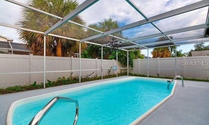 Bay Crest Park House | 3 Bedroom Pool Home | Close to Airport + Downtown