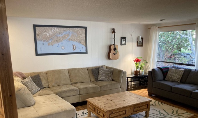 Downtown House | 3 bedroom rancher - 5 minute walk to downtown/beach