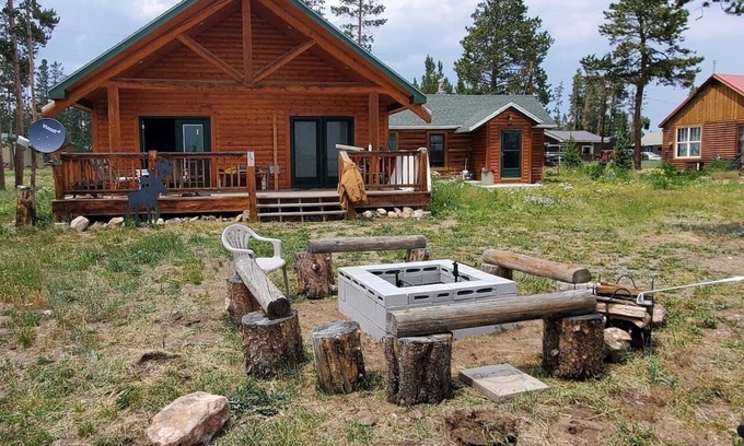 Foxpark Cabin | 3 Bedroom remote Cabin with wifi- 5 minute ride to main trails.