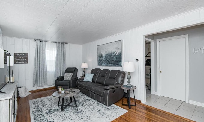 East Side Pioneers Apartment | 3 Bedroom Show stopper 4 minutes to Mayo Clinic