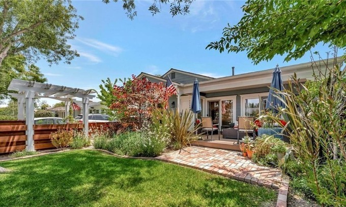 East Side Costa Mesa Apartment | 3 Bedroom Single family 457062 by Houzlet