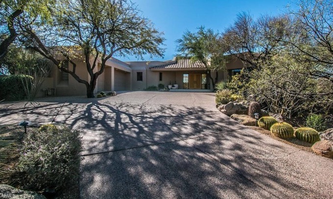 Desert Mountain Apartment | 3 Bedroom Single family 25041 by Houzlet