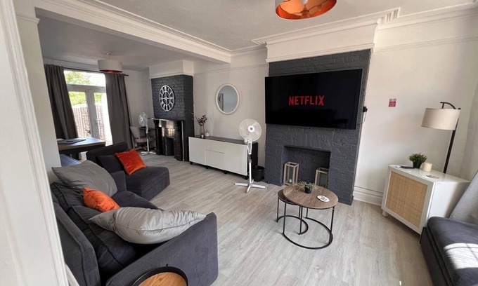 Greenwich House | 3-bedroom Sleek Modern Abbey Wood Residence - Contractor/Family Friendly
