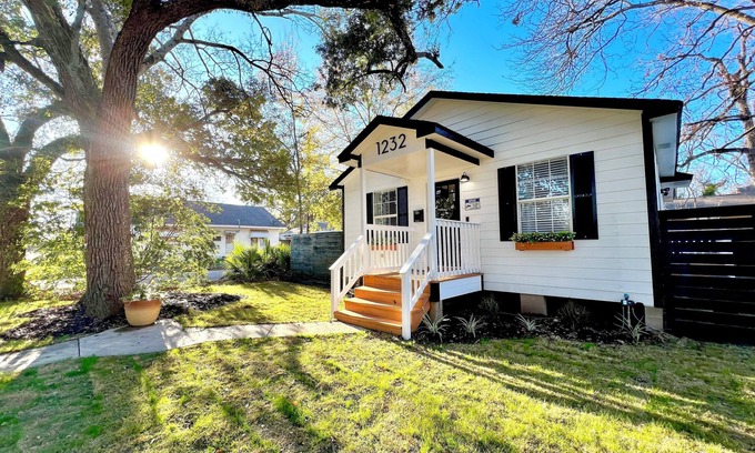 Alexandria House | 3 Bedroom Sleeps 8 - Close to Downtown Fun, Medical Center & Shopping,
