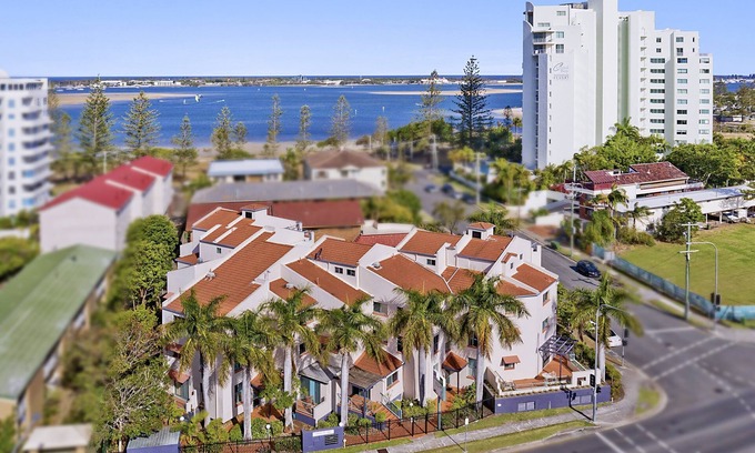 Labrador House | 3 bedroom sub-penthouse! Full GC experience