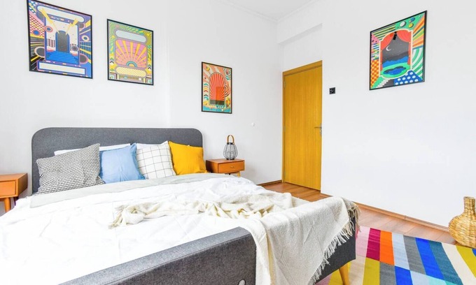 Sofia City Center Apartment | 3 bedroom 🍓🍋🥝super fresh apartment with some playful, 80s' vibe