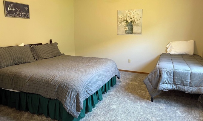 Ainsworth House | 3-bedroom townhome in lovely Ainsworth with AC, WiFi