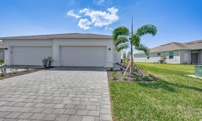 Englewood House | 3-bedroom townhome lakeview, pool and near beaches