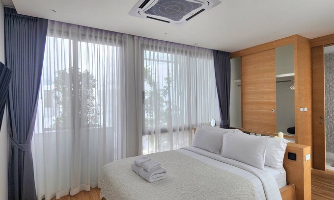 Laguna Villa | 3-bedroom villa in gorgeous Tambon Choeng Thale with AC