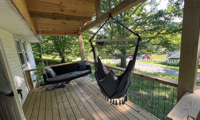 Lancaster House | 3-bedroom vacation home 19 minutes from Hocking Hills State Park