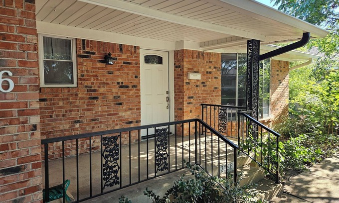 Dallas House | 3 Bedrooms /2 Baths by White Rock Lake - Dallas Arboretum