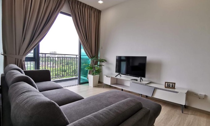 Richmond Hill Apartment | 3 bedrooms condo with pools, gym, wifi & washer