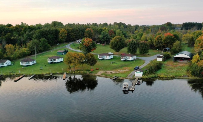 Rideau Lakes Cabin | 3 bedrooms Cozy Cabin on Westport Ontario, Family and pet friendly !