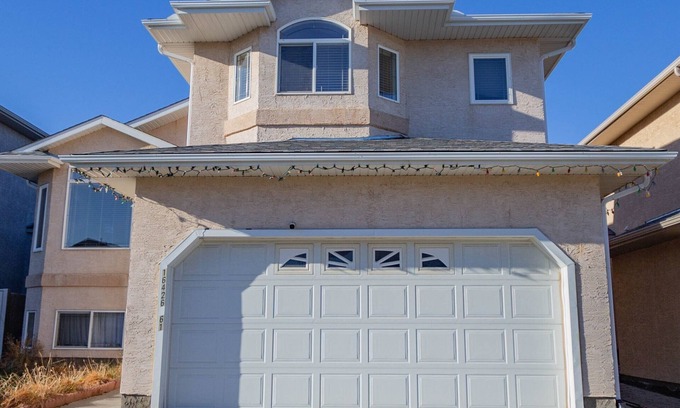 Northeast Edmonton House | 3 Bedrooms - Main Floor of House
