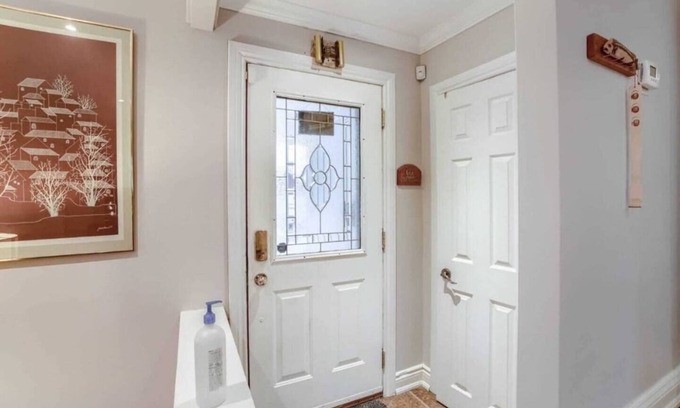 Brampton House | 3 Bedrooms upstairs (Whole house without basement)
