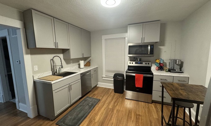 Manhattan House | 3 blocks from Aggieville, 1 block to City Park, .5 mile to KSU Campus.