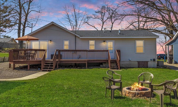 Clarklake House | 3 Br 2 Ba Sleeps 8, 70" smart TV, 5-min walk to Lake, AC, Fire Pit, Deck & Porch