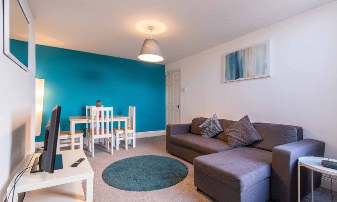 South Shields Apartment | 3-BR Apartment | Metro Station & Beach Close By