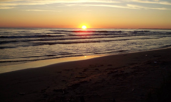 Henderson Cottage | 3 Br. Beach House Sleeps 9, near Golf Courses and Marinas