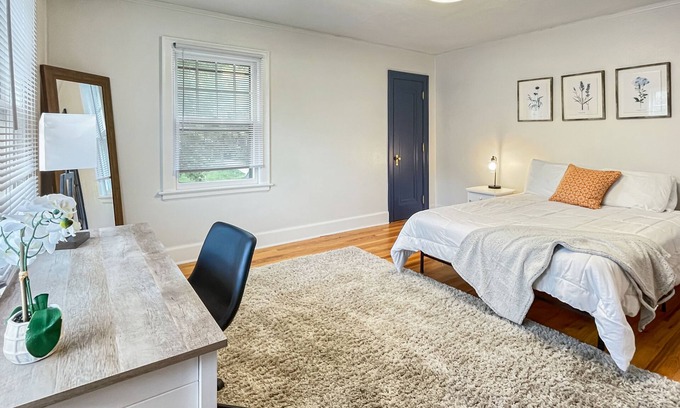 Des Moines Apartment | 3 BR for 9 Guests -Large Beautiful 3 Story Duplex