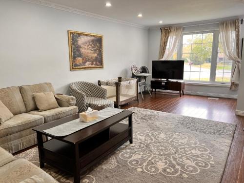 Richmond Hill House | 3 BR GREAT HOUSE WITH 2 parking