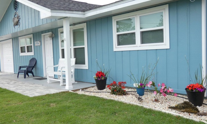Holiday Beach House | 3+ BR Home in quiet area - short walk to beach!