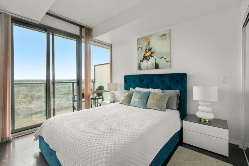 Bay Cloverhill Apartment | 3 BR Panoramas Lake Ontario and CN Tower View