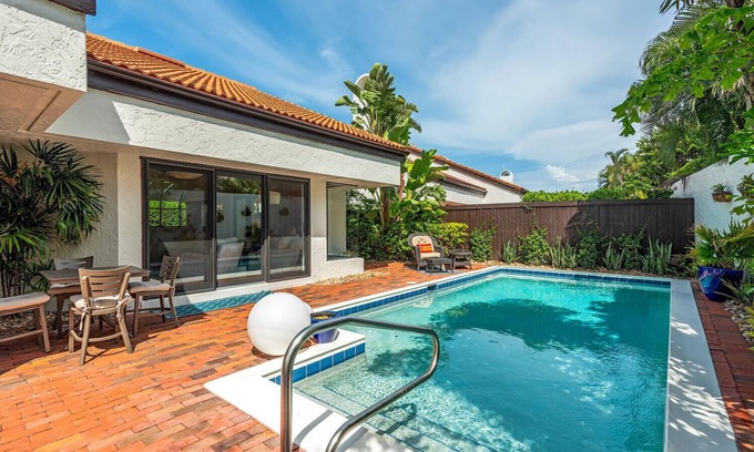 Pelican Bay Villa | 3 BR Villa w/private pool in Pelican Bay. Walk to the beach and Waterside Shops