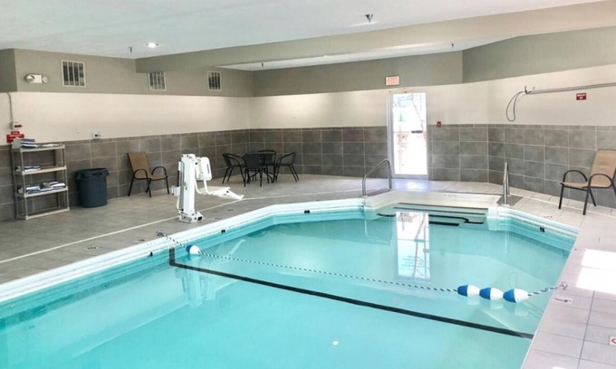 Council Bluffs Hotel | 3 Classic Units Fit for Families! FREE Parking, Pets Allowed, Near Old Market!