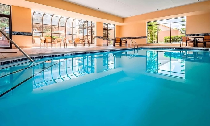 South Kansas City Hotel | 3 Comfortable Units With Swimming Pool and Free Parking, Bring Your Pets!