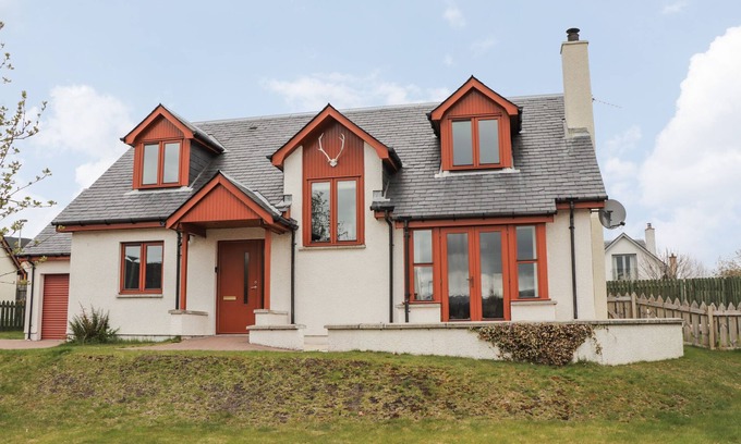 Aviemore Cottage | 3 CROFTSIDE, pet friendly, with open fire in Aviemore