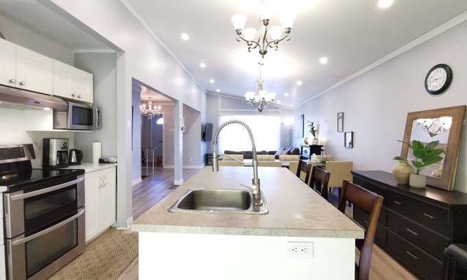 Brossard House | 3 free parking,15 mins to old Montreal port(Pet Friendly)