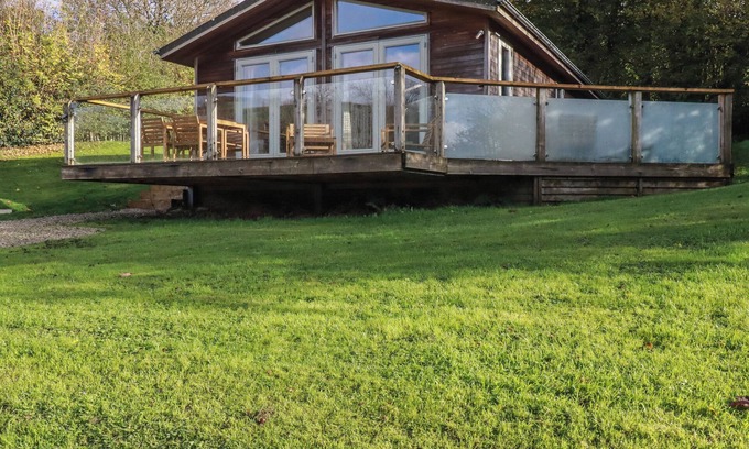 Looe Cottage | 3 HEDGEROWS, pet friendly, with hot tub in Lanreath