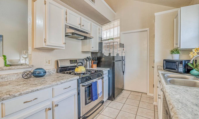 Biggs Field House | 🌻 3 KING BEDS/SOFA BED/SLEEPS 8/REFRIGERATION/WIFI/2 FULL BATHROOMS