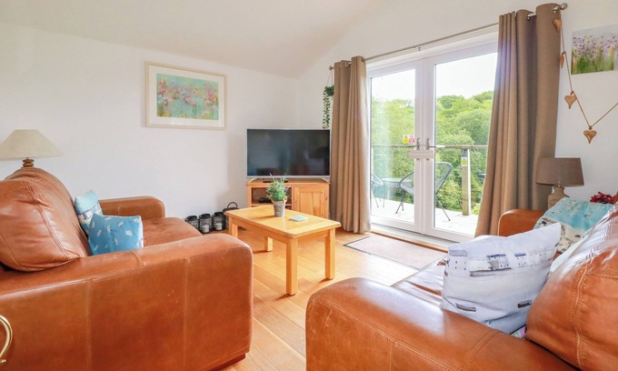 Looe Cottage | 3 LAKE VIEW, pet friendly, with hot tub in Lanreath