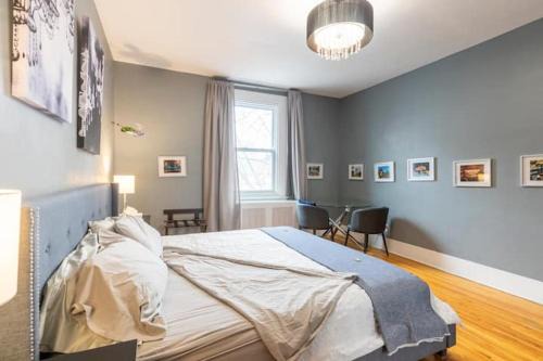 Quartier des Spectacles Apartment | 3 Large Kings Downtown Montreal