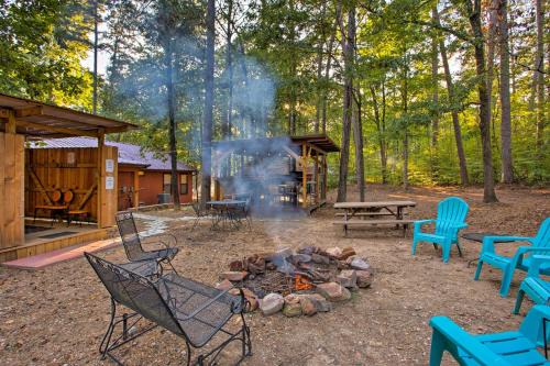 Broken Bow House | 3 Mi to Broken Bow Lake Cabin with Hot Tub and Deck!
