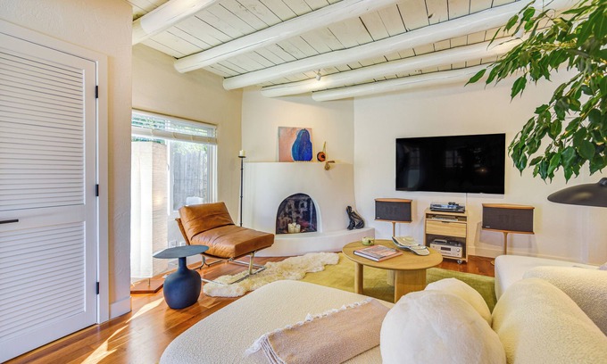 Southside Condo | 3 Mi to Downtown - Condo w/Hot Tub in Santa Fe!