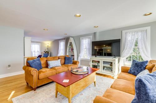 Old Mystic House | 3 Mi to Dtwn Mystic Getaway with Deck and Grill!