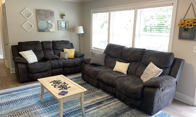Hampstead House | 3 mi to Topsail Island, Large fenced in backyard. Bring your boat!
