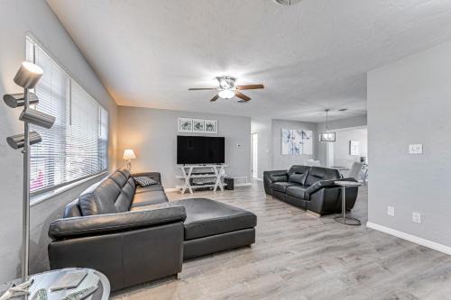 Venice Gardens House | 3 Mi to Venice Beach Pet-Friendly Home with Yard