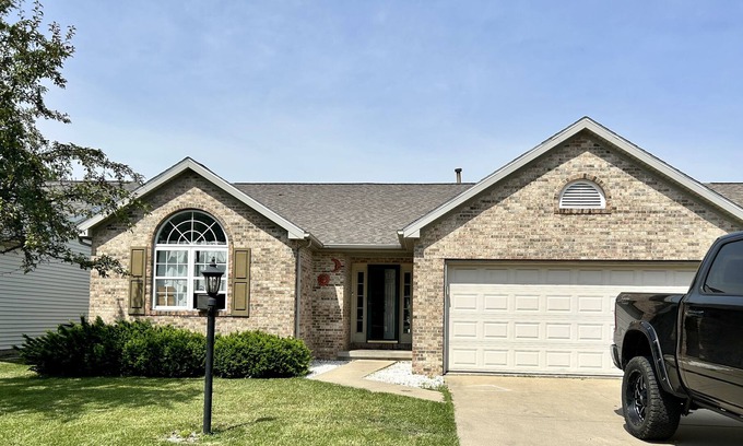 Charleston House | 3 miles away from Lake Charleston, and 4 minutes away from the E.I.U,