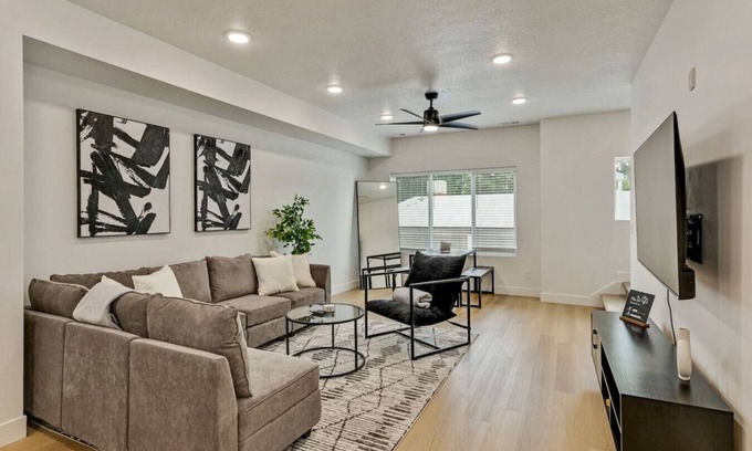 People's Freeway House | 3 Min to DT | 2 Car Garage| Lux Townhome |King Bed