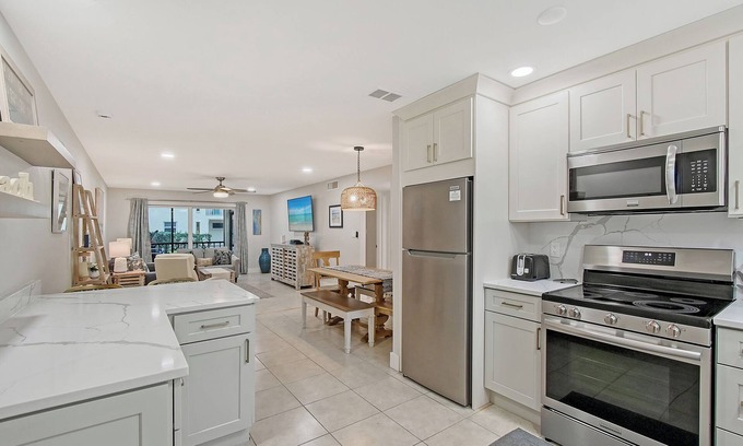 Siesta Key Condo | 3 min. walk to Siesta Key Beach-NEWLY RENOVATED 1st floor 2BR/2B w/heated pool