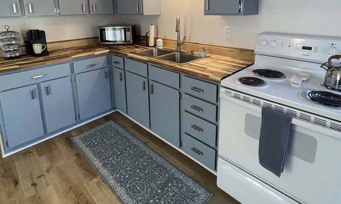 Casper House | 3 mins to Downtown Casper! 2 bedroom Dog Friendly Home w/ fireplace