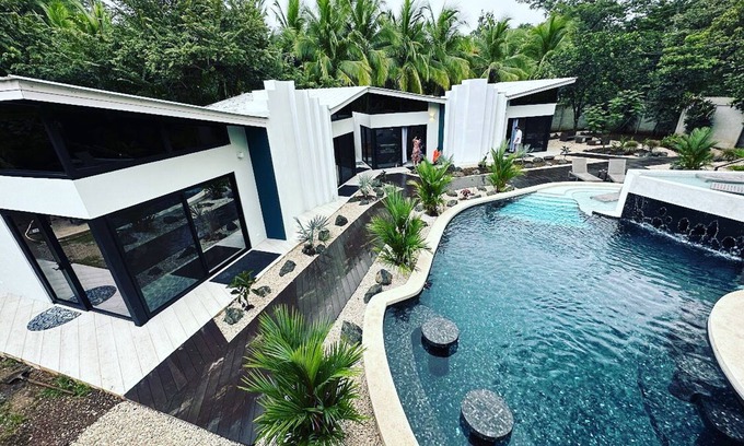 Potrero Resort | 3 minute walk to beach- sleeps up to 28!