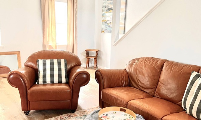 Clayton House | 3 minute walk to downtown! Spacious duplex.