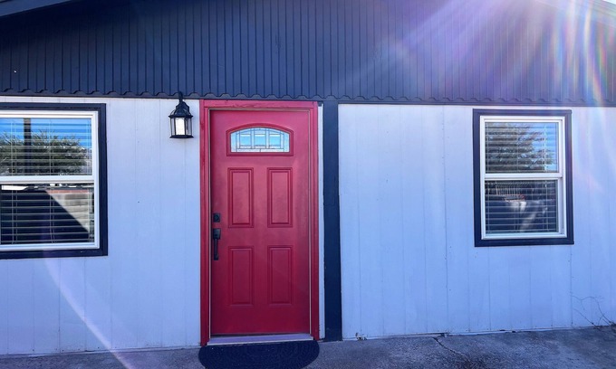 Avondale House | 3 Minutes from Tucson Medical Center-Cozy Modern Retreat.