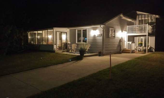 Huron-Kinloss House | 3 minutes to the beach, private and spacious.